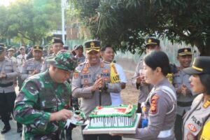 HUT TNI Ke-79, Kapolres Jembrana dan Jajaran Beri Kejutan di Makodim 1617/Jembrana