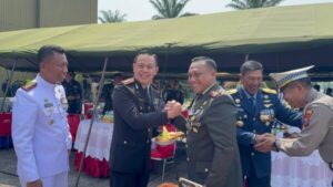 Semakin Solid! Polresta Malang Kota Beri 13 Tumpeng di HUT ke-79 TNI