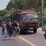 Imbas Bentrokan Sopir Truk Dan Suporter, Jalur Pantura Rembang Macet