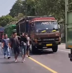 Kemacetan Parah di Pantura Rembang Akibat Bentrokan Sopir Truk dan Suporter Sepakbola