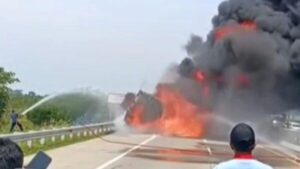 Truk Kontainer Terbakar di Tol Batang: Awal Kebakaran Akibat Pecah Ban