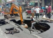 Jalan Raya Muharto Malang Ambles, Lubang Sepanjang 9 Meter Menganga