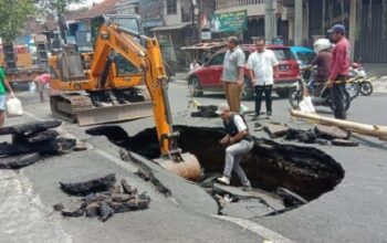 Jalan Raya Muharto Ambles, Lubang Menganga 9 Meter Hebohkan Kota