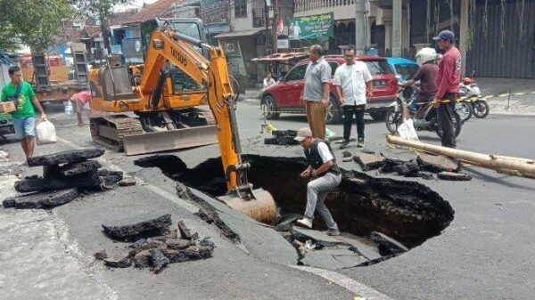 Jalan Raya Muharto Malang Ambles, Lubang Sepanjang 9 Meter Menganga