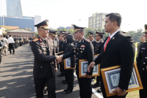 Hari Kesaktian Pancasila 2024, Kapolresta Banyuwangi dan Anggotanya Terima Penghargaan dari Kapolda Jatim