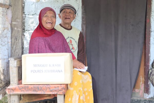 Kapolres Jembrana Berikan Bantuan Lansia Dalam Kegiatan Minggu Kasih