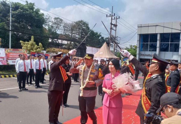 Pedang Pora Sambut Kedatangan Kombes Pol Nanang Haryono sebagai Kapolresta Malang Kota