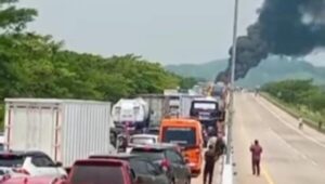 Kebakaran Truk di Tol Semarang-Batang: Jalan Ditutup Sementara