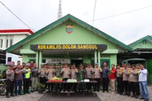 HUT Ke-79 TNI di Makoramil Doloksanggul, Kapolres Humbahas Beri Kejutan