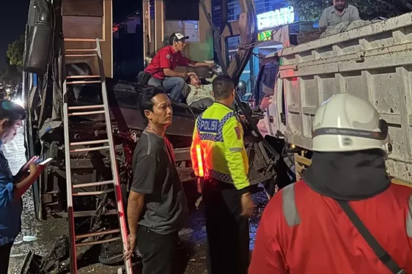 Kecelakaan Karambol Di Pantura Rembang, Bus Dan Dua Truk Tabrakan,