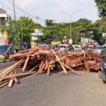 Kecelakaan Tragis Di Semarang: Tukang Tambal Ban Tertimpa Kayu Dari