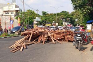 Truk Kayu Terbalik di Semarang, Muatan Timpa Tukang Tambal Ban