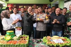 HUT Ke-79 TNI di Kodim Sukoharjo, Polisi Hadir dengan Kejutan Tumpeng