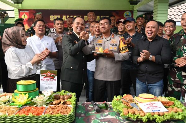 Kejutan Manis Hut Ke 79 Tni Di Kodim Sukoharjo, Polisi Datang