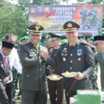 Kejutan di hut tni ke 79, kapolres lamandau berikan tumpeng kepada