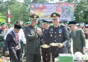 HUT TNI ke-79, Kapolres Lamandau Berikan Kejutan Tumpeng kepada Dandim 1017