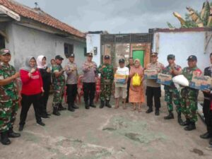 Polsek Sokaraja Polresta Banyumas Tunjukkan Sinergitas TNI-Polri dengan Bantu Korban Kebakaran