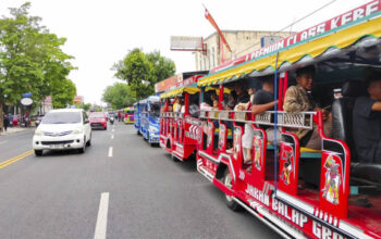 Kepulangan Jokowi Disambut Meriah, Warga Sukoharjo Ramai Ramai Naik Sepur Kelinci