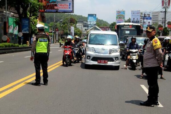 Pengawalan Polda Jateng dan Sambutan Meriah Warnai Kedatangan Presiden Prabowo di Magelang