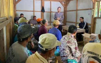 Kolaborasi Dengan Penyadap, Sat Binmas Banyumas Dorong Pelestarian Hutan Pinus