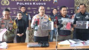 Aksi Nekat di Kudus: Penjual Mi Ayam Bakar Mobil Ketua RT karena Laporan Diabaikan