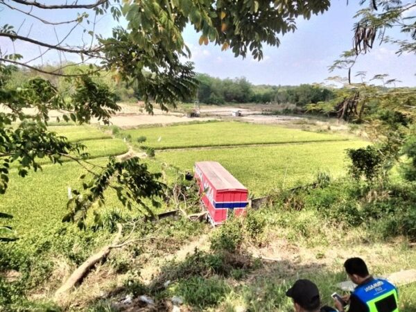 Laka Lantas Di Tol Karanganyar: Truk Paket Jatuh Ke Sawah