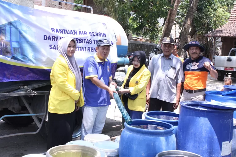 Bantuan Air Bersih ke Desa Kekeringan Terus Mengalir, Mahasiswa Salut Kartini Rembang Droping 10 Tangki