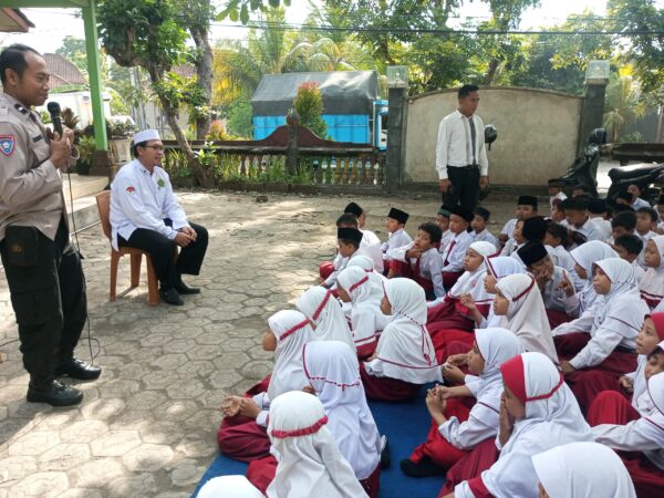 Membangun Kesadaran: Bhabinkamtibmas Medewi Edukasi Siswa Tentang Perundungan