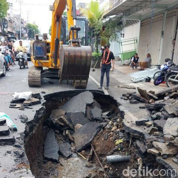 Mengapa Jalan Muharto Malang Ambles? Ini Penyebabnya