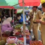 Menghindari Patroli, Pedagang Di Luar Pagar Pasar Rembang Main Kucing Kucingan