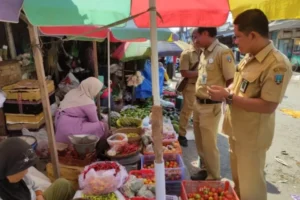 Pedagang Luar Pagar Pasar Rembang Kucing-Kucingan dengan Petugas untuk Hindari Razia