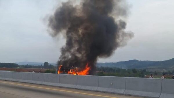 Mobil Elf Hangus Terbakar Di Tol Batang: Insiden Mengejutkan Di