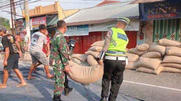 Truk Guling di Pekalongan, Polisi Sigap Bantu Evakuasi Muatan Kacang