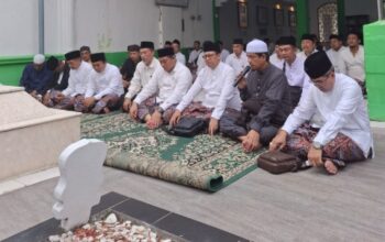 Napak Tilas Hari Santri, Paslon Wali Ziarah Ke Pendiri Nu