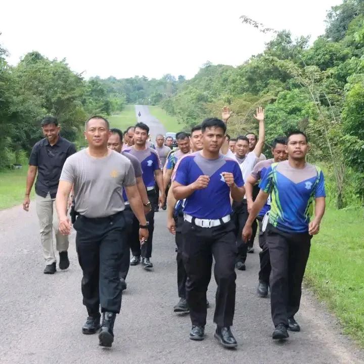 Olahraga Siang Hari Bersama Anggota, Kapolres Lamandau Jadi Contoh