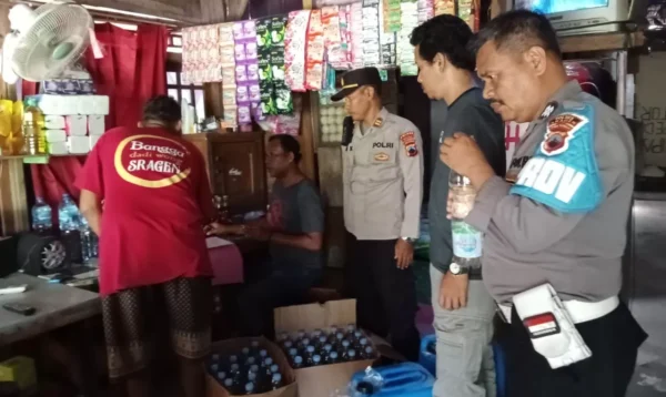 Polisi Grebek Pedagang Miras di Sumberlawang Sragen, Amankan Puluhan Liter Ciu