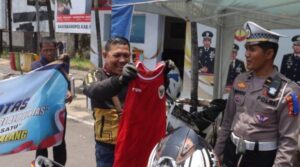 Terjaring Operasi Zebra Candi, Pengendara Dapat Hadiah Jersey Timnas Indonesia