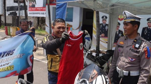 Terjaring Operasi Zebra Candi Pengendara Beruntung Dapat Jersey Timnas Indonesia