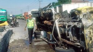 Tiga Truk Over Load Kecelakaan di Pantura Brebes, Lalu Lintas Macet