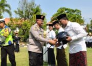 Peduli Keselamatan Santri, Polres Batang Gelar Aksi Bagi Bagi Helm