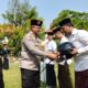 Peduli Keselamatan Santri, Polres Batang Gelar Aksi Bagi Bagi Helm