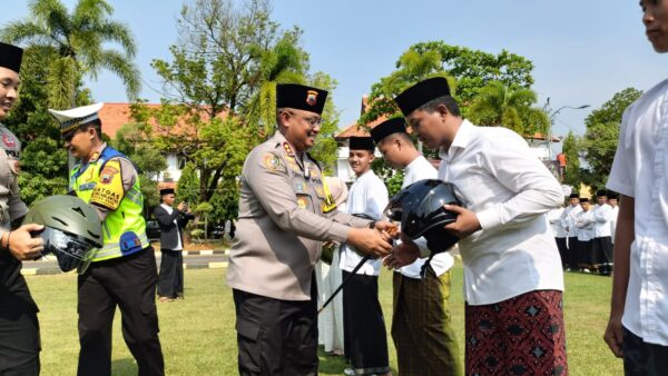 Peduli Keselamatan Santri, Polres Batang Gelar Aksi Bagi Bagi Helm