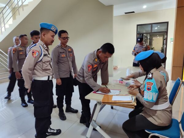 Penegakan Disiplin Anggota: Kapolres Sukoharjo Lakukan Gaktiplin Dan Cek Urine