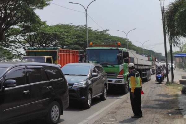 Pantura Macet! Pengecoran Trengguli Demak Buat Kendaraan Antre Hingga Sedo