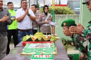 Peringati HUT Ke-79 TNI, Polres Humbahas Datangi Koramil 05 Doloksanggul dengan Kejutan