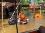 Personel Satbrimob Polda Kalteng Evakuasi Warga Korban Banjir di Murung Raya