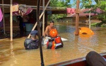 Personel Satbrimob Polda Kalteng Evakuasi Warga Korban Banjir di Murung Raya