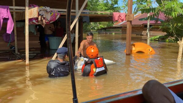 Personel Satbrimob Polda Kalteng Evakuasi Warga Korban Banjir Di Murung