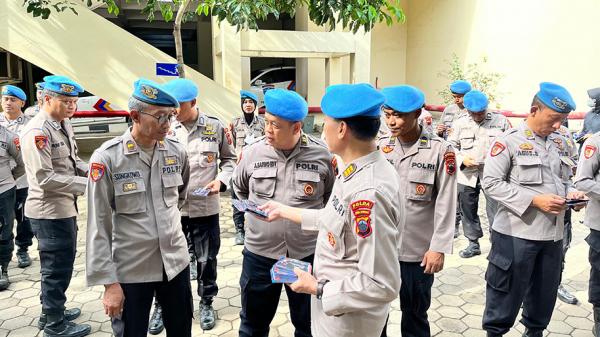 Jaga Netralitas Pilkada 2024, Polda Jateng Bagikan Buku Saku ke Seluruh Personel