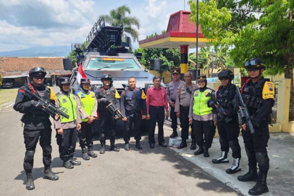 Regu Kontijensi Brimob Polda Jateng Kawal Pembekalan Menteri